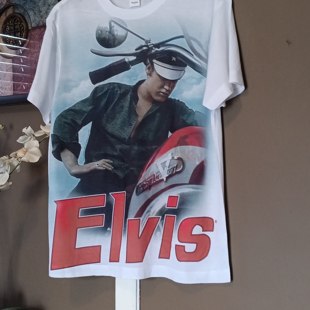 SUBLIVIE Brand ELVIS -SIZE M T SHIRT! NEVER WORN.